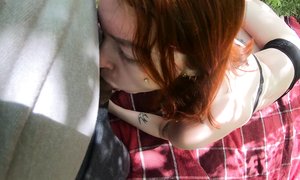 Рыжая фифа в чёрном лифчике публичный отсос в лесу пытается забацать по-быстрому