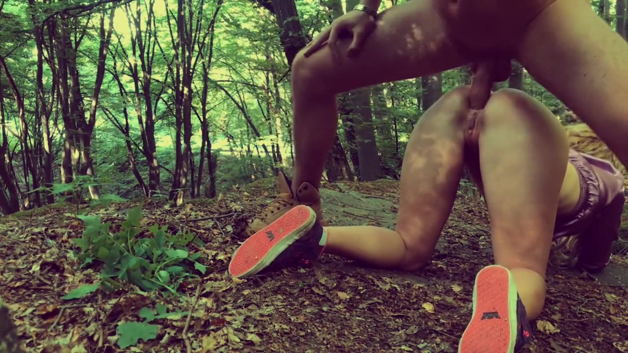 После тех прошлогодних анальных приключений девку снова и снова тянет в лесную чащу